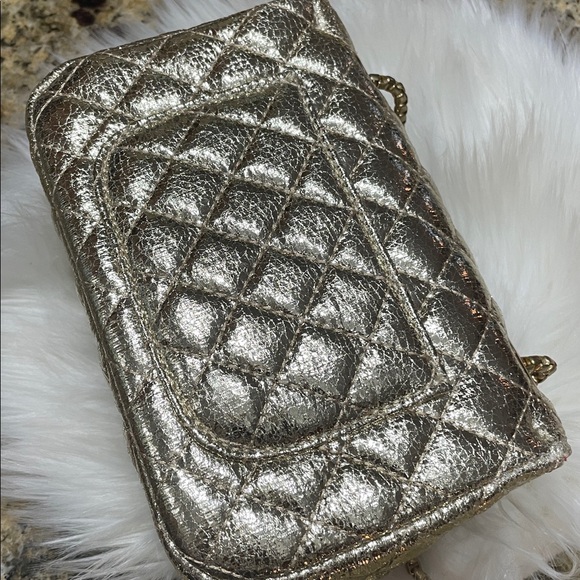 Elegant Gold Quilted Women's Bag - Picture 10 of 13